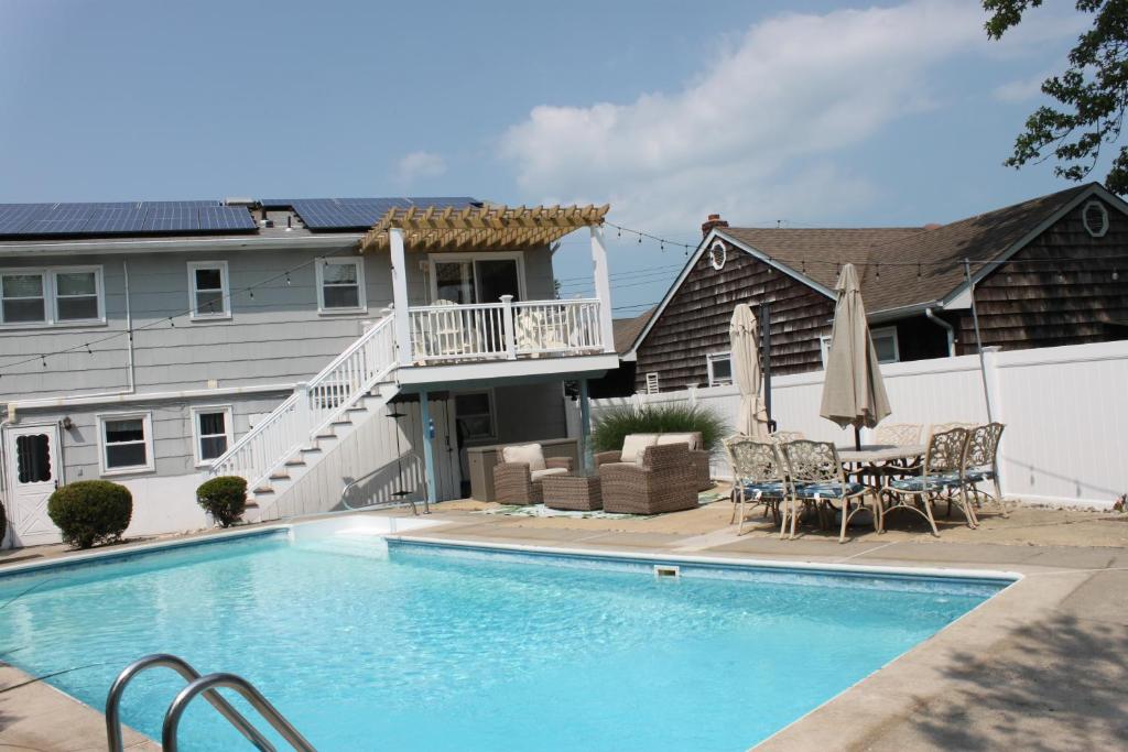 Gorgeous beach house with large pool & private beach, just 3 blocks away!!, Point Pleasant Beach