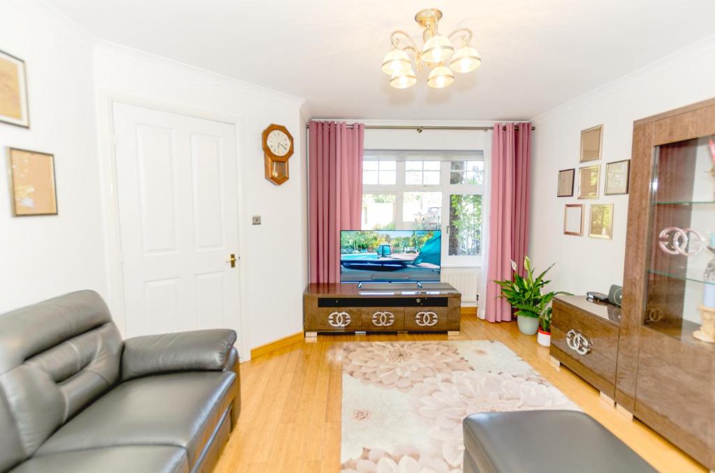 A Riverside Paradise in The City w Garden and Free Parking - A 2 Bed Home in London Sleeps 4!, Thamesmead