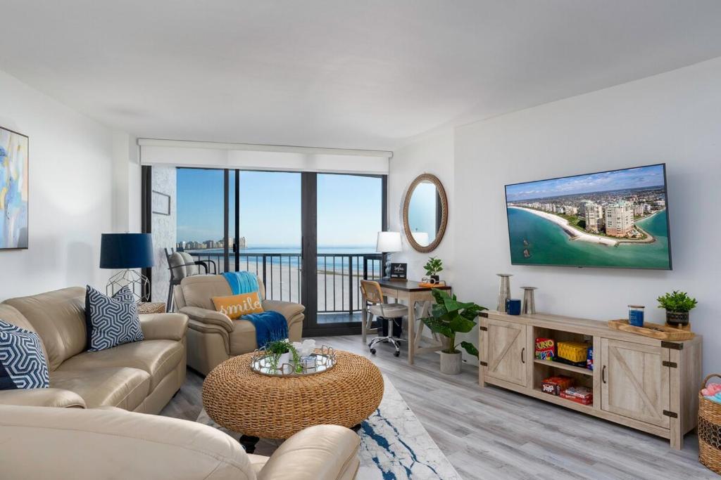 Waterfront Condo - Beach Access & Pool Luxury, Marco Island