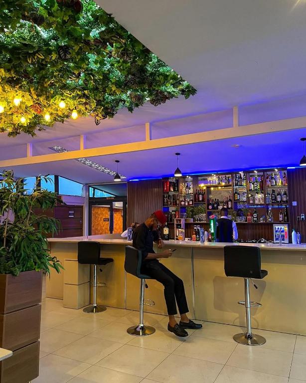 phoenix home, Abudža