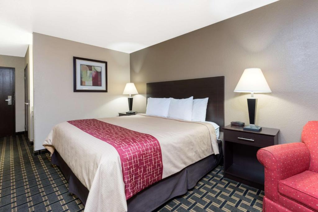 Super 8 By Wyndham Springfield East photo