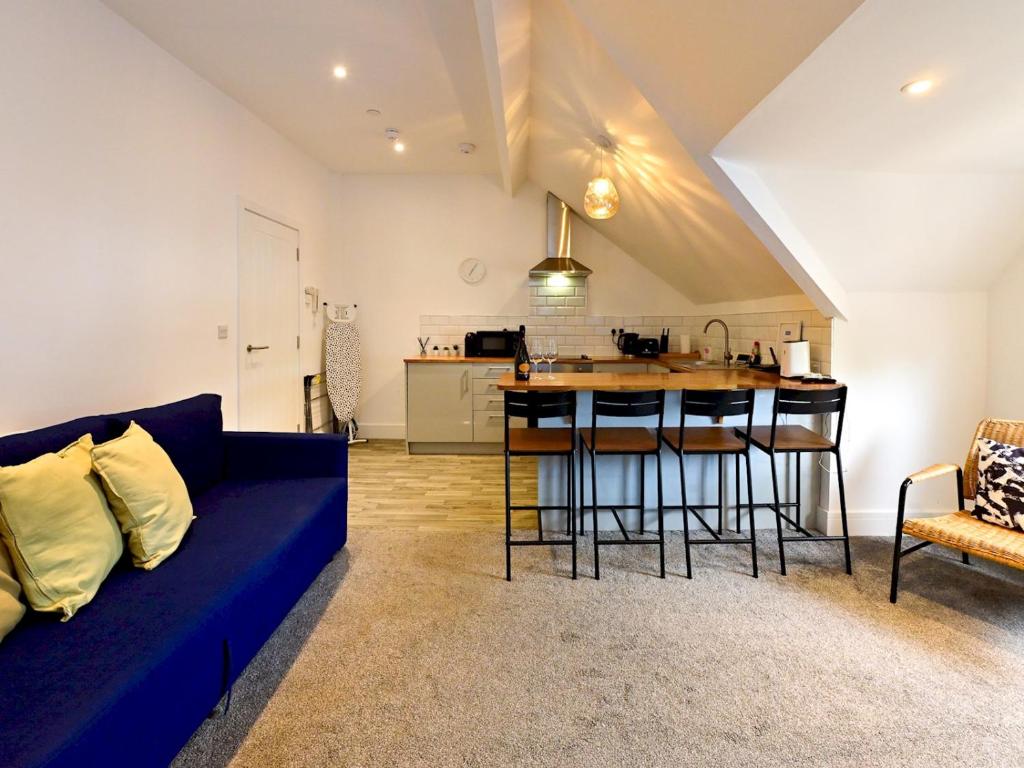 Roath - Modern Flat Near City Centre WParking Pass the Keys, Cardiff