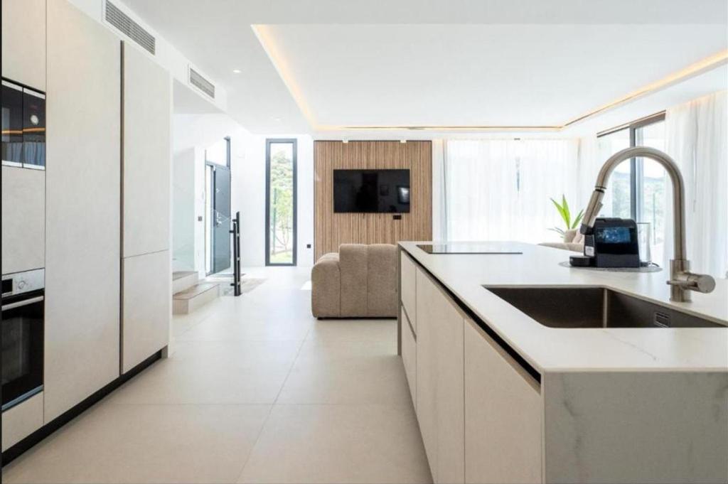 Casa Bella - Brand New Luxury 4 Bedroom Villa on La Cala Golf!! - 4