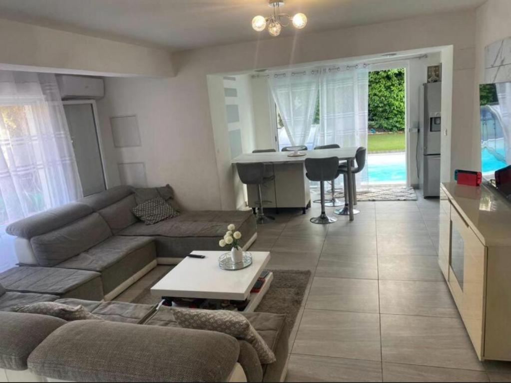Bas de villa avec piscine et jardin - 1