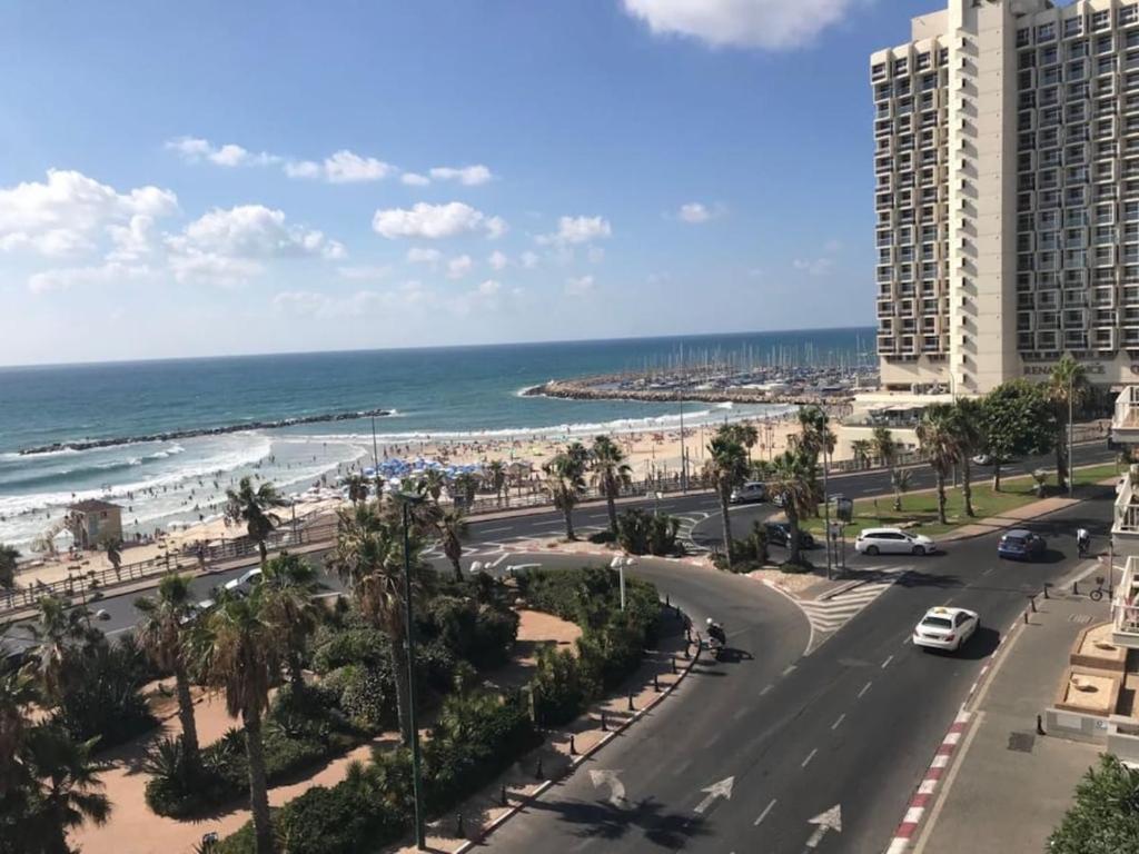 Sea View Apartment Prime Location On Gordon Beach, Tel Aviv