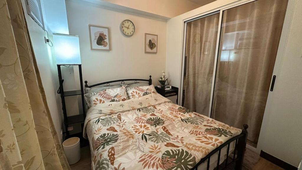 Cozy QC Condo with Karaoke Pool & Fast WiFi, Manila