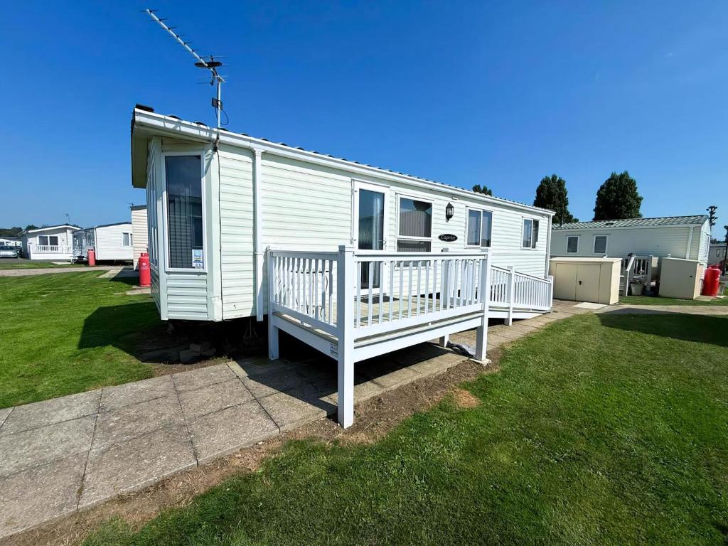 Lovely Caravan With Wifi & Decking At Felixstowe Beach Holiday Park Ref 55005Sw, Walton