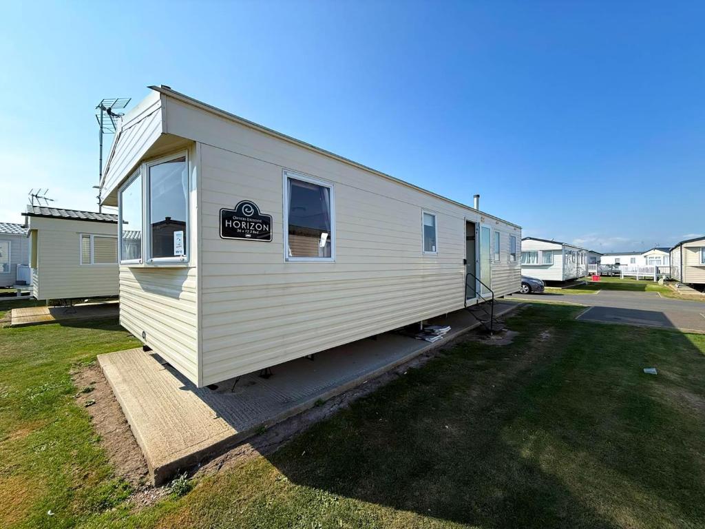 Superb 8 Berth Caravan At St Osyth Beach Holiday Park, Essex Ref 28010Mv, Clacton-on-Sea