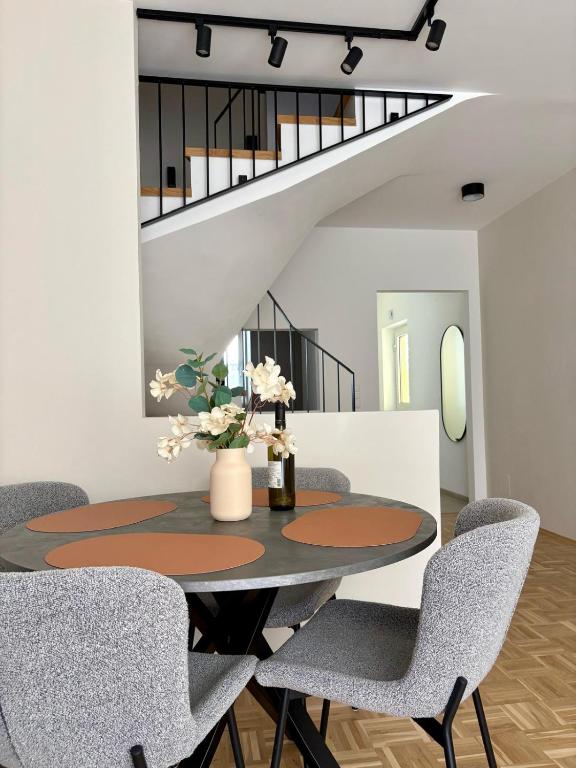 Fresh Apartment Upstairs & Free Parking - 3