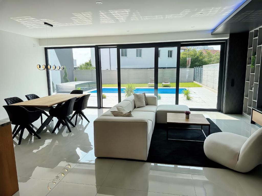 Design-Villa mit beheiztem Pool & stimmungsvoller Beleuchtung - 1
