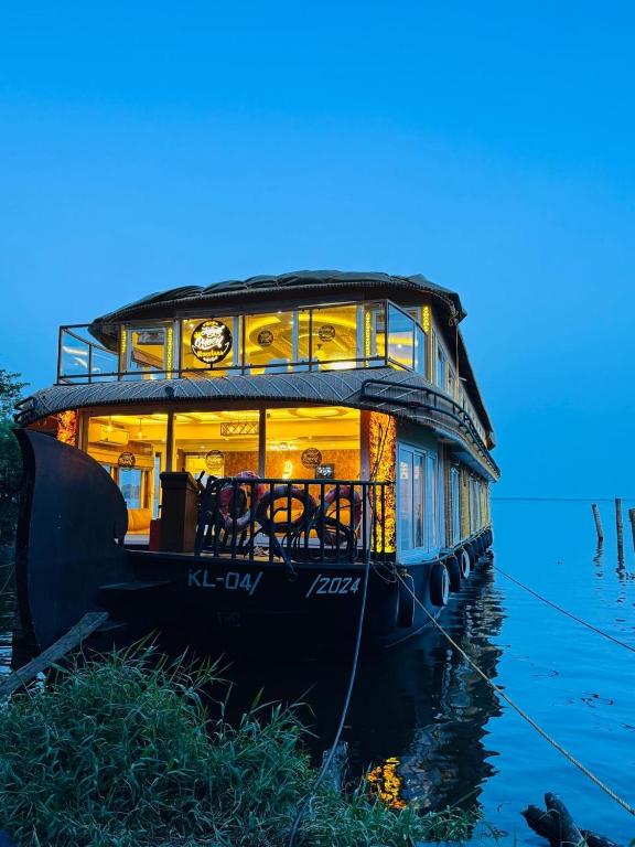 Aarush road lines and holidays, Alleppey