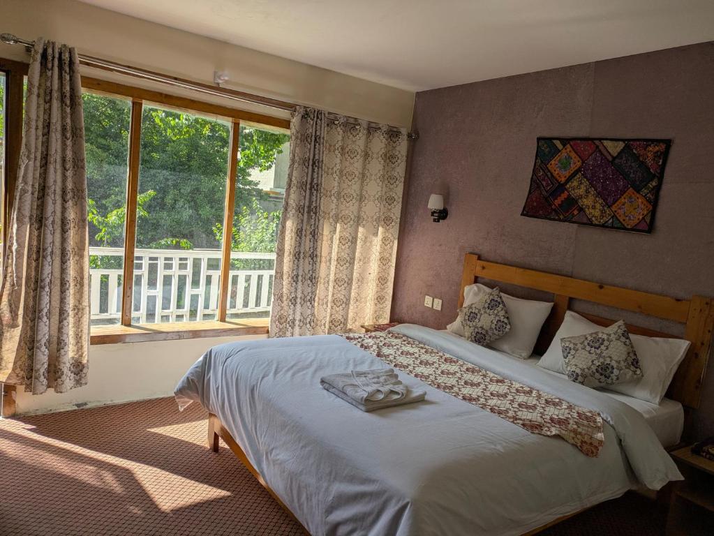 White Apricot Lodge, Baltit