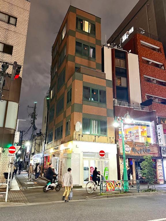 White House - 新宿 1 站地 - 新大久保站 6 Min - 歌舞伎町 4 Min