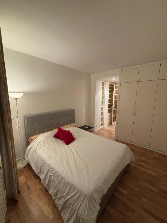Spacious En-Suite Room by Champs Elysées - 3