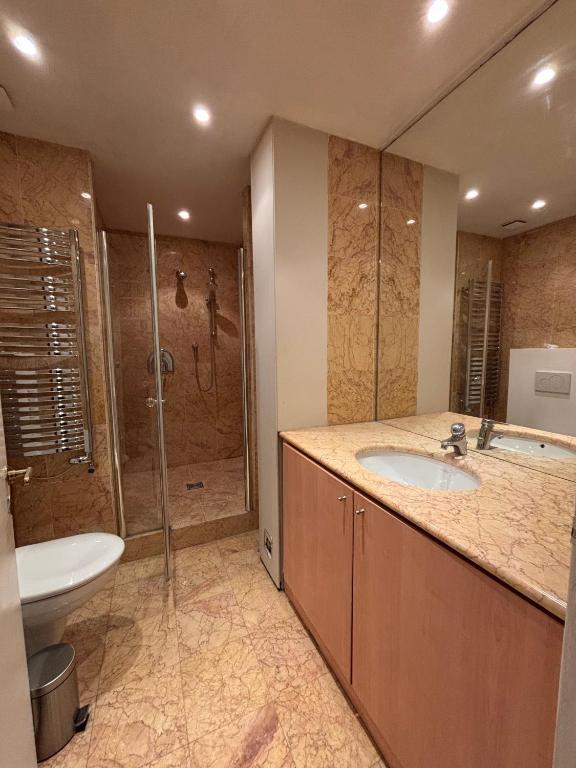 Spacious En-Suite Room by Champs Elysées - 2