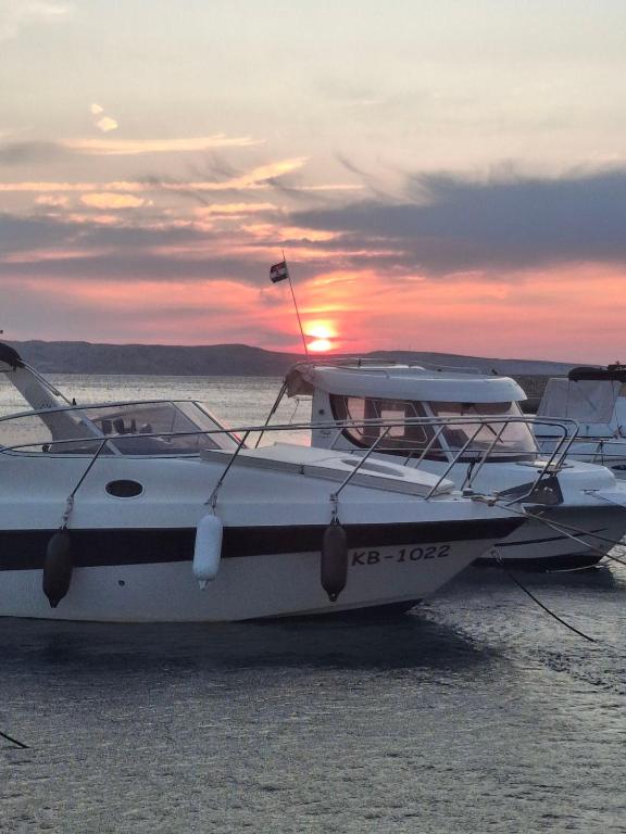 Sobe Kod Bakija, Karlobag