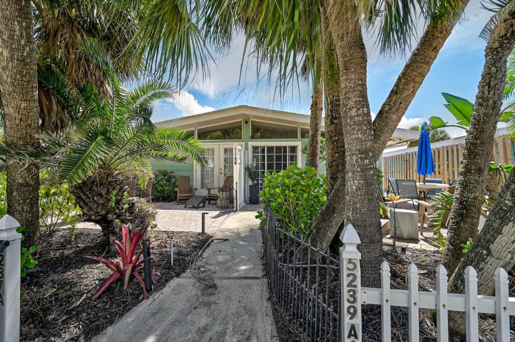 5239 Avenida Navarra in Village, Siesta Key