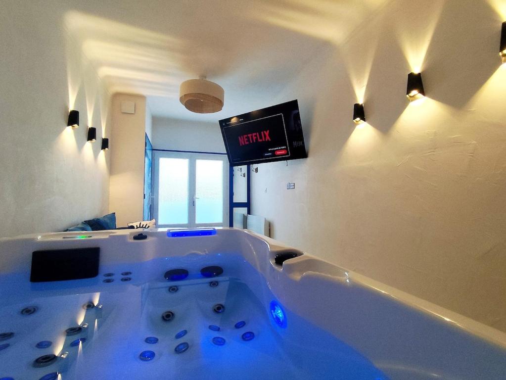 Santorini, Relaxing Spa, Terrace and Parking, Poitiers