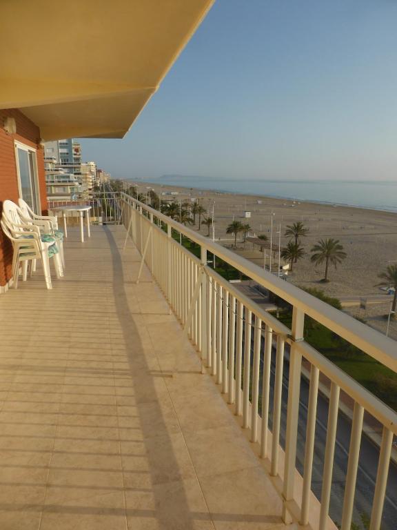 FIRST LINE IN GANDIA BEACH, 3 BR, 2 WC, the best frontal views of the beach, Puerto de Gandía