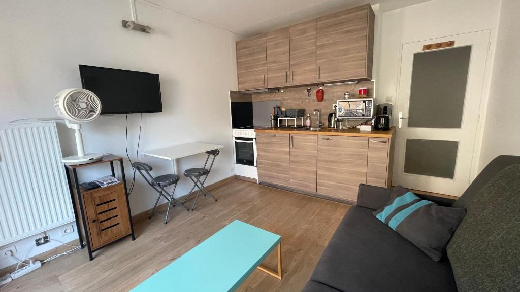 Studio plein centre, calme, parking inclus, piscine et gardien - 2