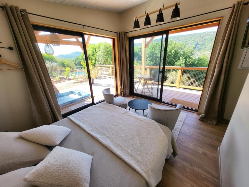Chalet, hot tub and pool, quiet and with a view Sawadee lodge spa, Saint-Affrique