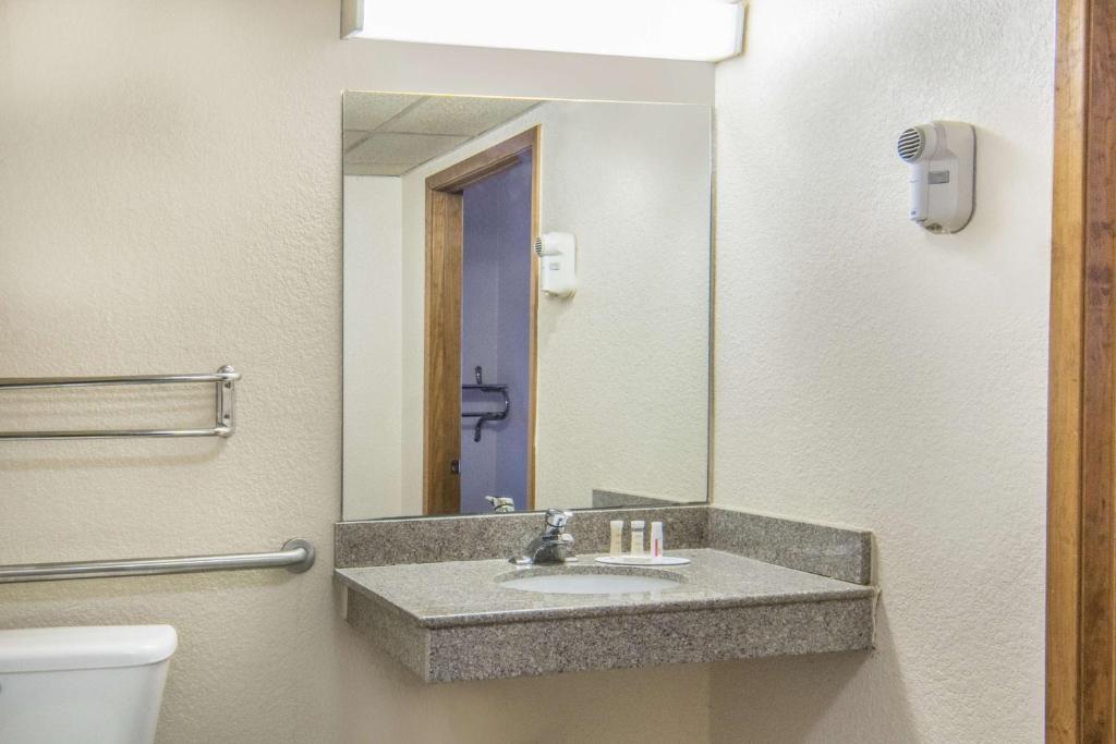 Americas Best Value Inn Seguin Photo 7