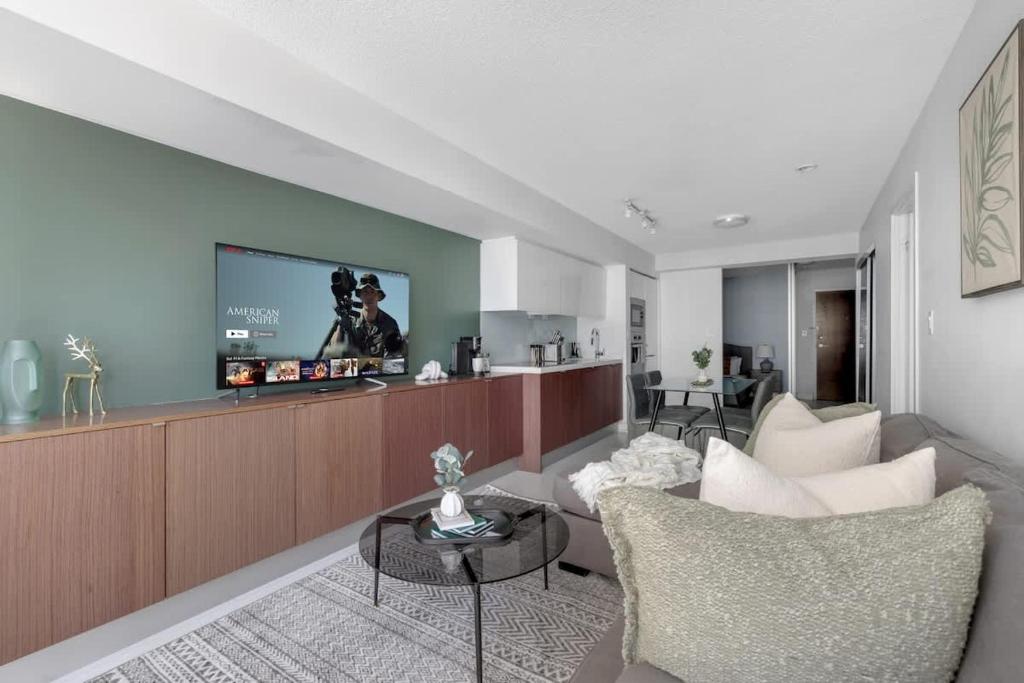Modern 2BR Condo with City Views Near Waterfront, Toronto