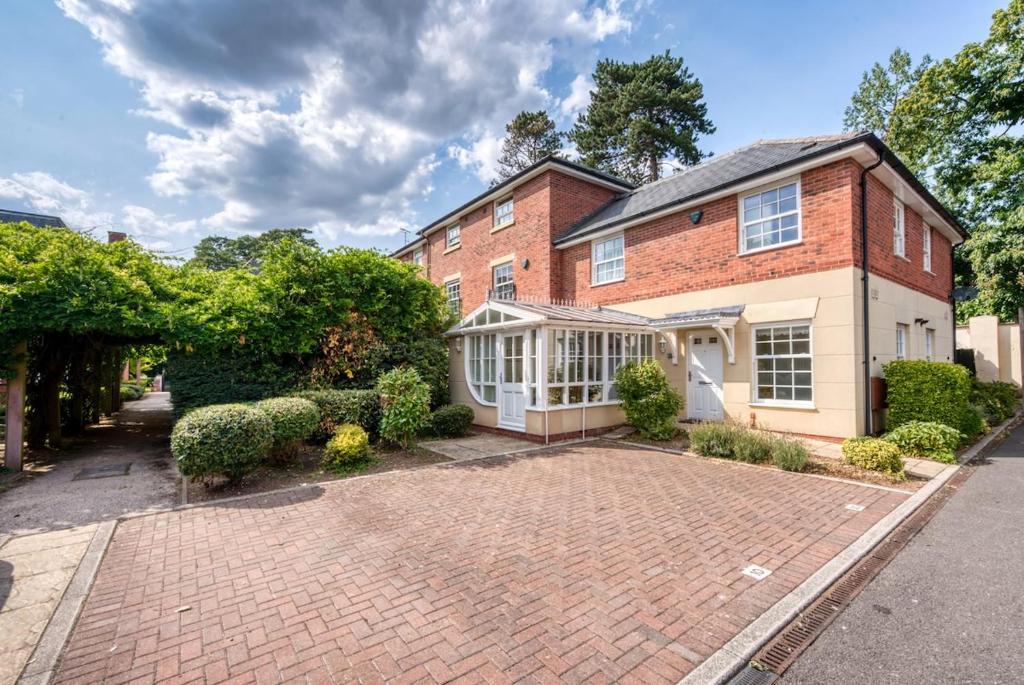 NEW! Stylish 2BR Retreat Presented by Clarendon Stays, Private Parking, North Leamington, Leamington Spa