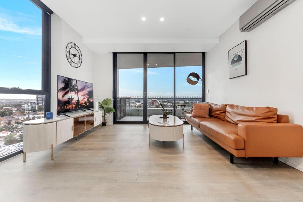 Skyline Views 2BR Plus 1 Study in Liverpool with Pool, Liverpool