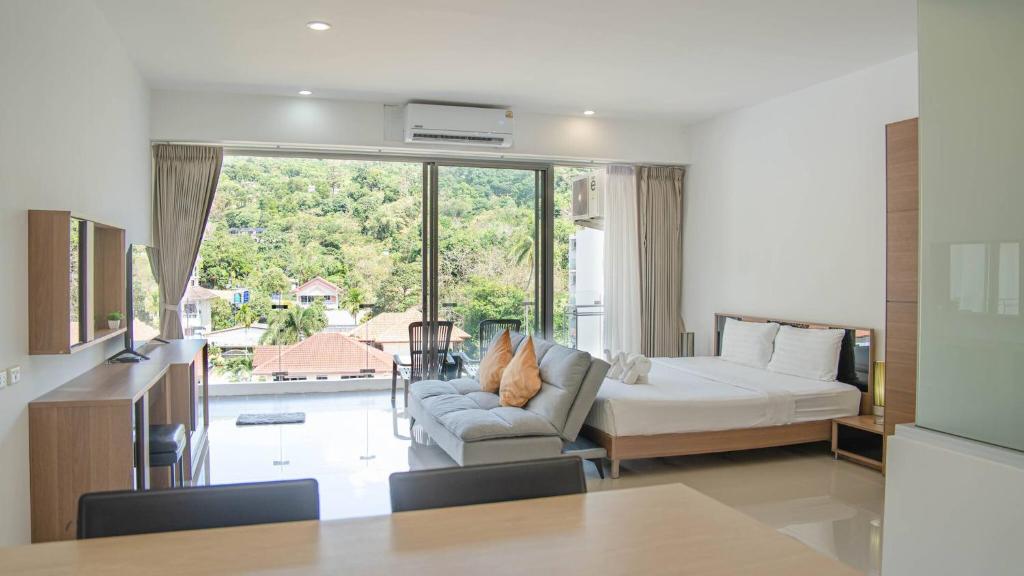 Mountain Loft 700m from Beach [Pool & Gym], Karon pláž