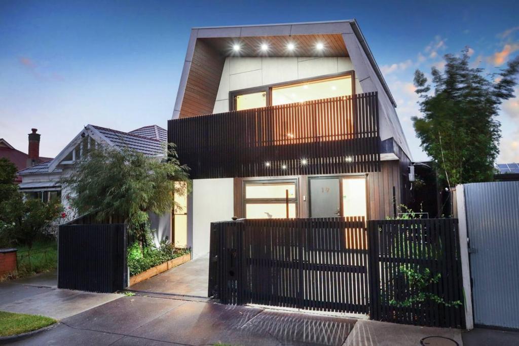 Stylish 2BR with Balcony Views - Heart of Yarraville, Melbourne