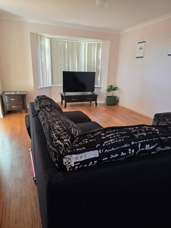 Modern 3BR Unit with Carport and Outdoor Space, Kalgoorlie