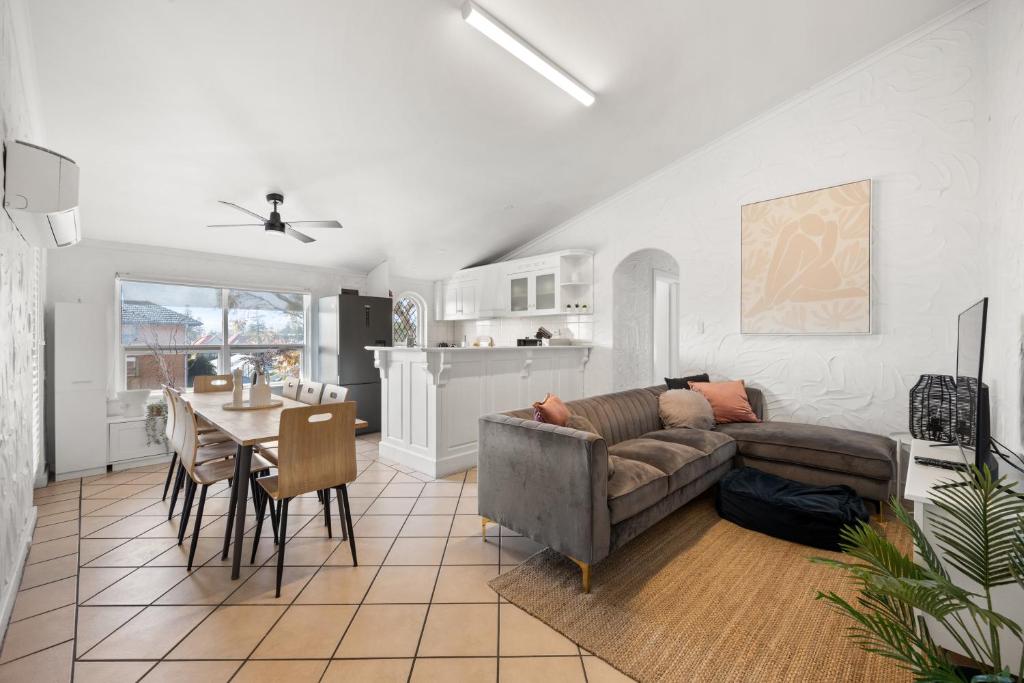 Ivy's at Glenelg Central - A Cosy Family Stay, Glenelg