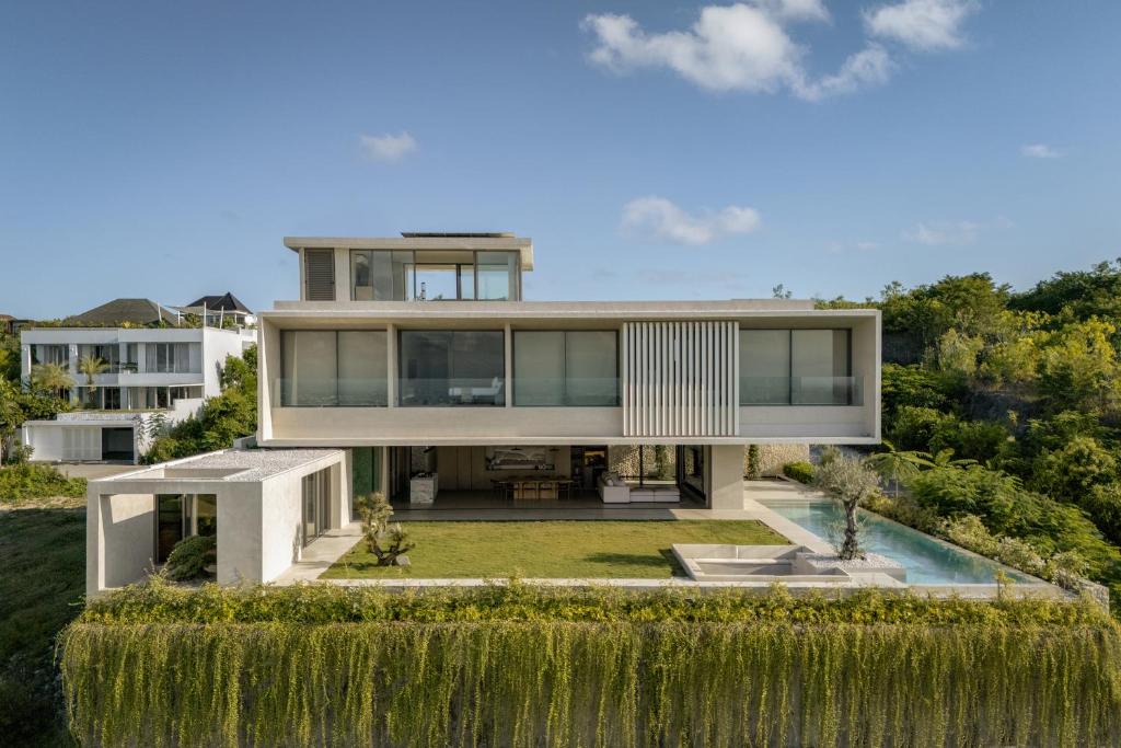 Rumah Ardjuno - 3BR Quiet Luxury Hillside Retreat with Ocean & Mountain View, Jimbaran