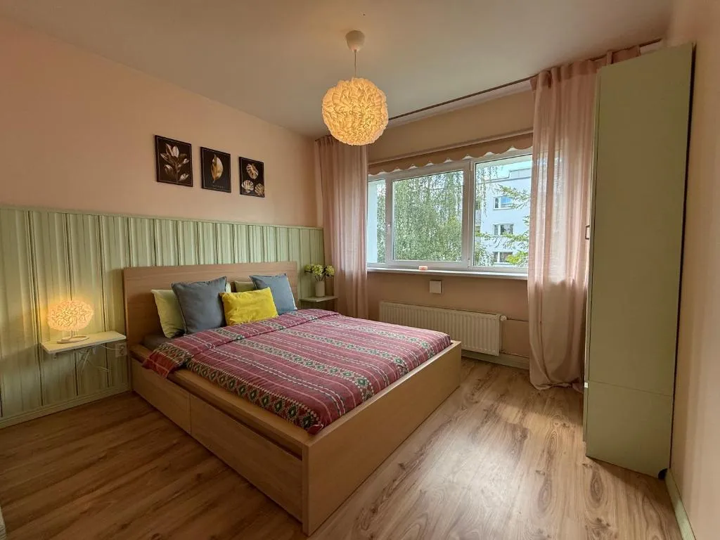 Mugav rõduga kodu Rapla linnas koos tasuta WiFi, TV & parkimisega ootab Sind!, hotel in Rapla