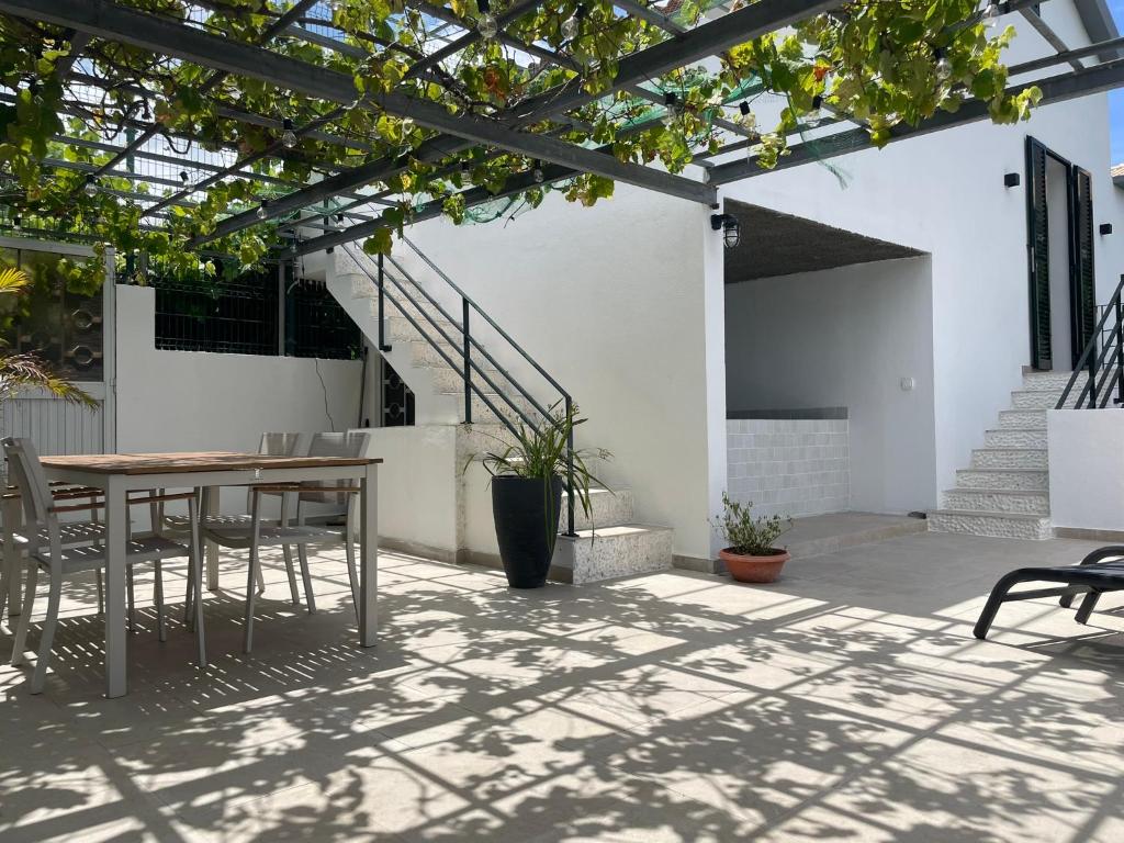 Calheta Suite Vinha - Adults-only privé suite met hottub & zeezicht, Calheta