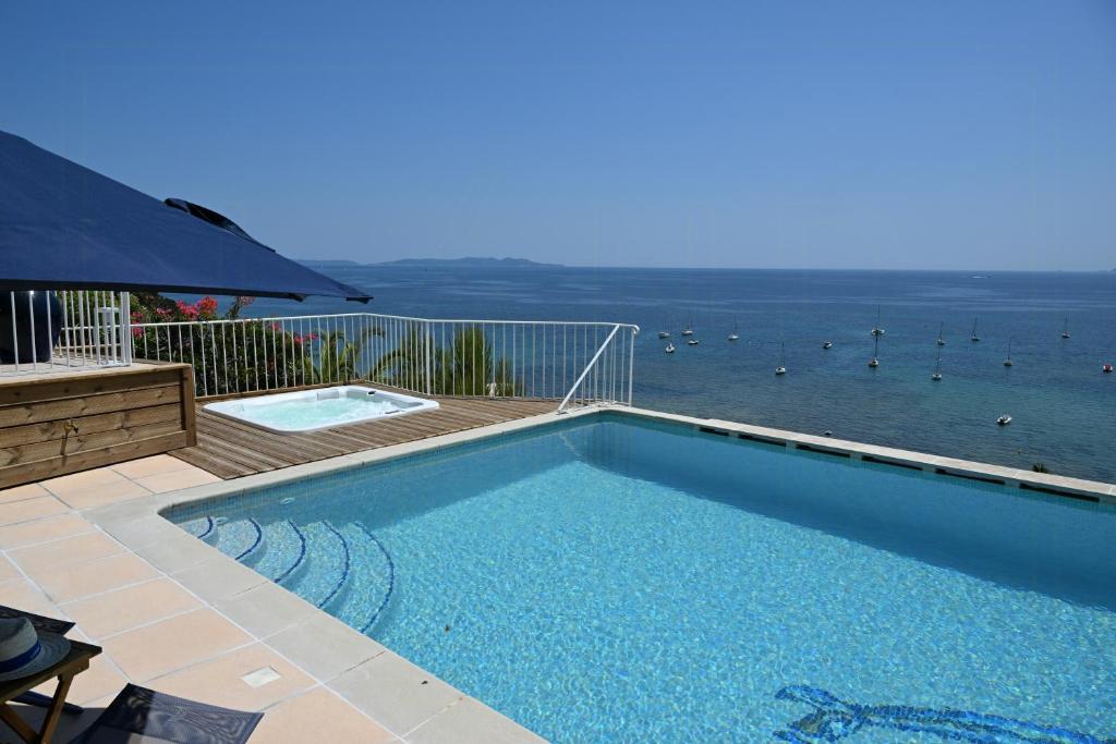 Seaside Villa With Panoramic Views In Les Îles D'or - 1