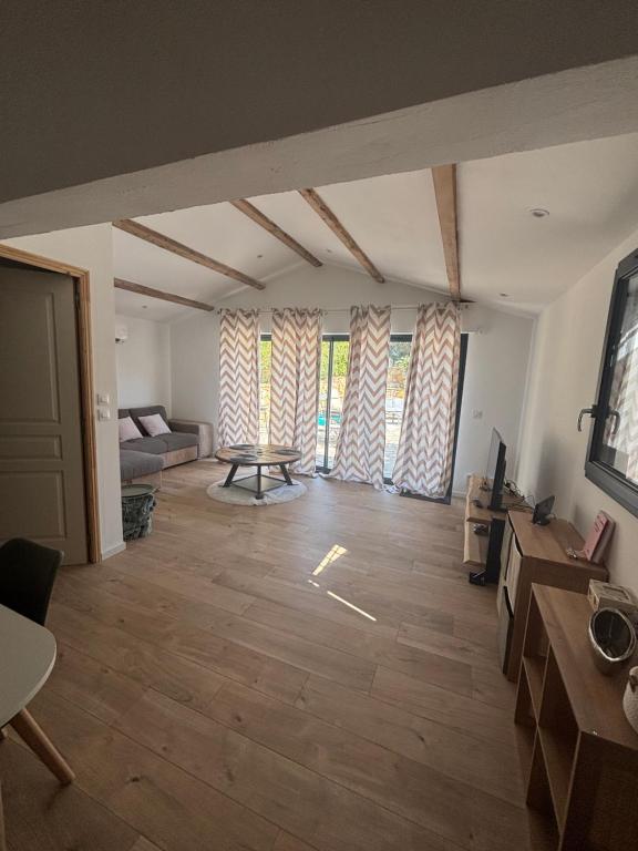 Sanary sur mer Location maison plein pied moderne 4 personnes bel espace extérieur entièrement clôturé parking gratuit à 7 minutes centre ville en voiture - 1
