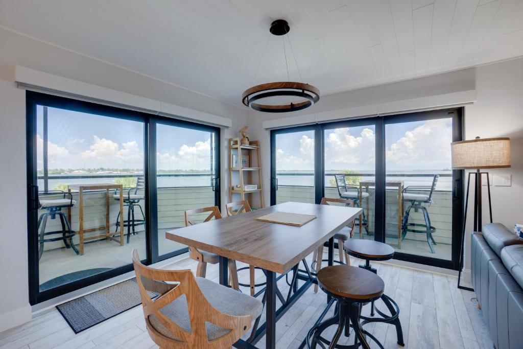 Bay Views - Flamingo on the Bay by SeaBreeze Vacation, Bradenton Beach