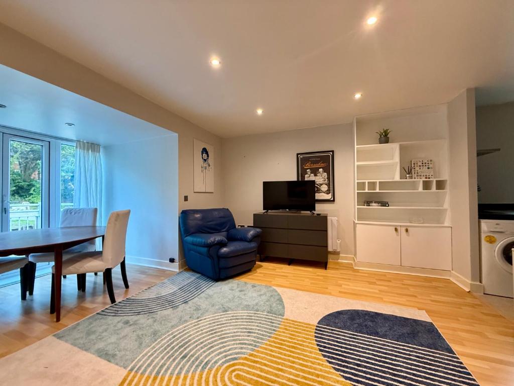 Bright & Spacious 1-Bed Apartment with Balcony & Private Parking, Penn