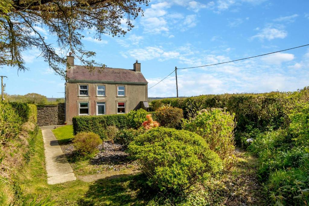 Maenllwyd, Llanrhystyd