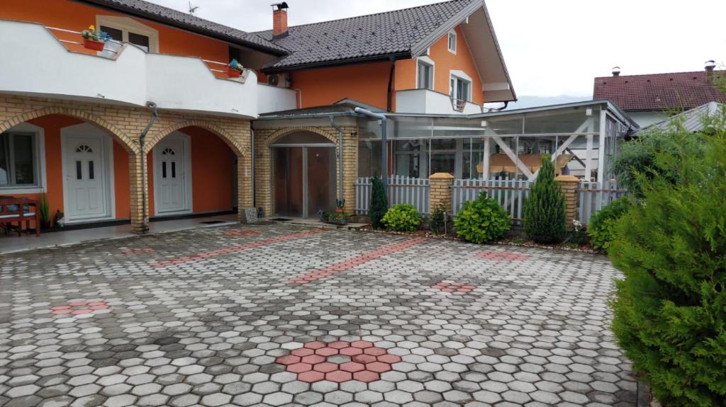 4 Room - 2 story Apartment Kuckovic, Bihać