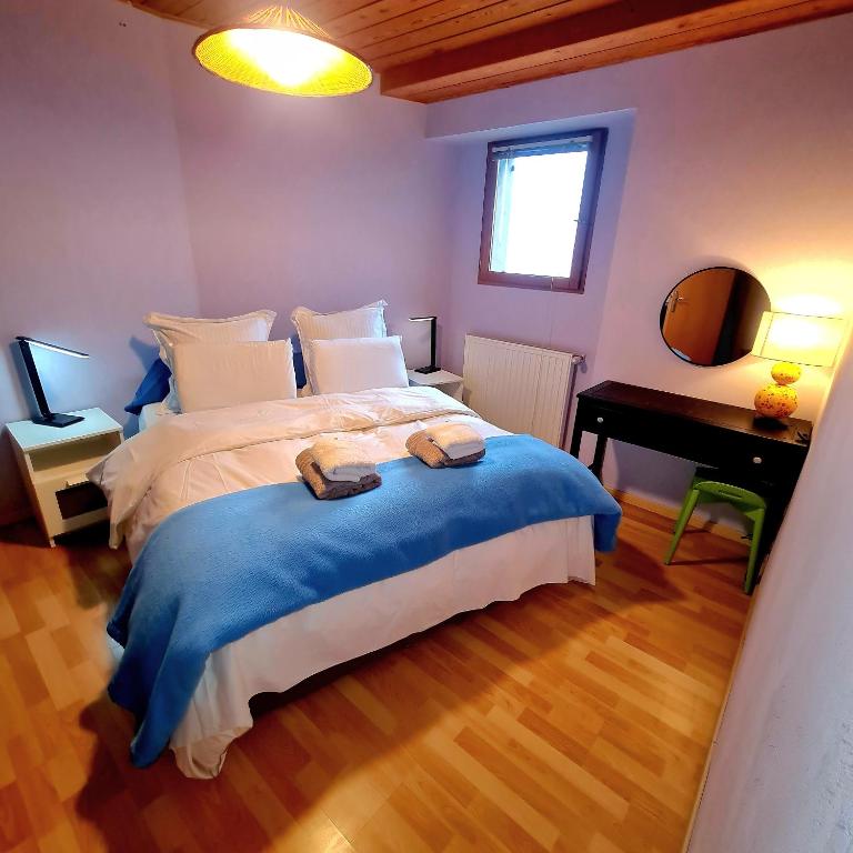 La Grange Doman gîte 1050m alt facing direct Mt Chamechaude, 2-4 persons 125euros - 4