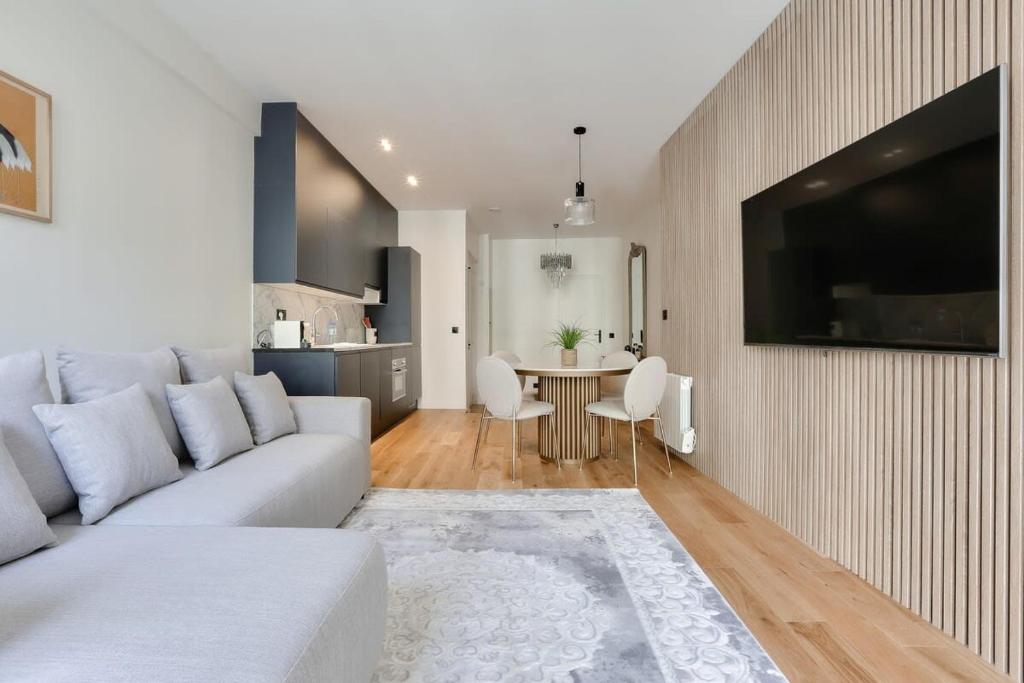 Beautiful 2BR in City Center of Paris - 1