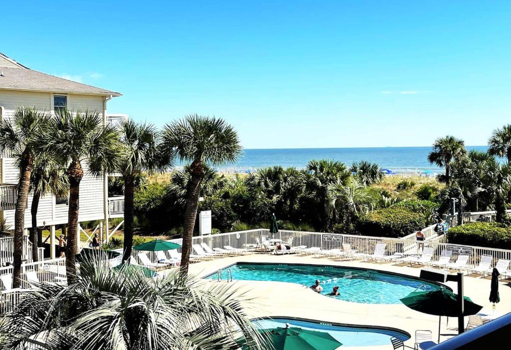 Breakers 221 - Walk To Beach, Shops And Dining, Hilton Head Island