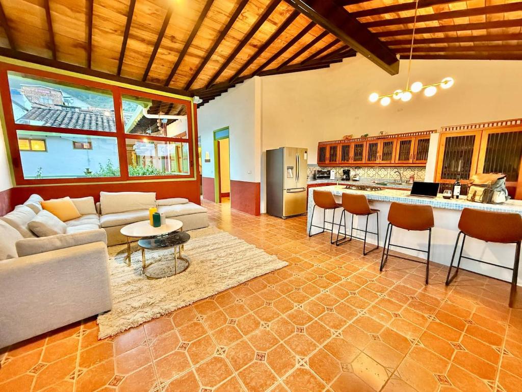 Elegant Colonial Walkable Casa - 5