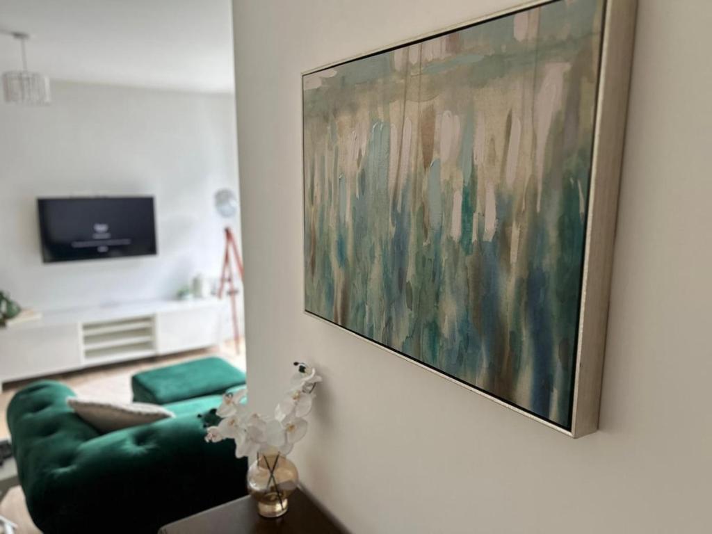 Modern Top Floor - 2 Bedroom 2 Bath - Sleeps 4, Hemel Hempstead