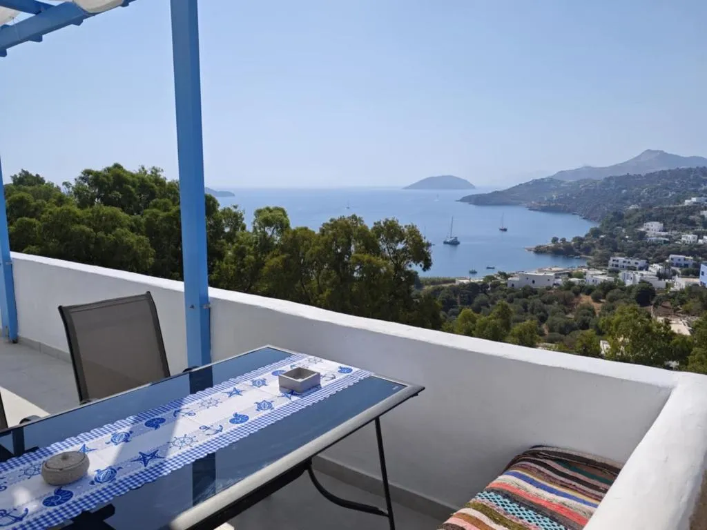 Monopetra View Leros, מלון בVromolithos