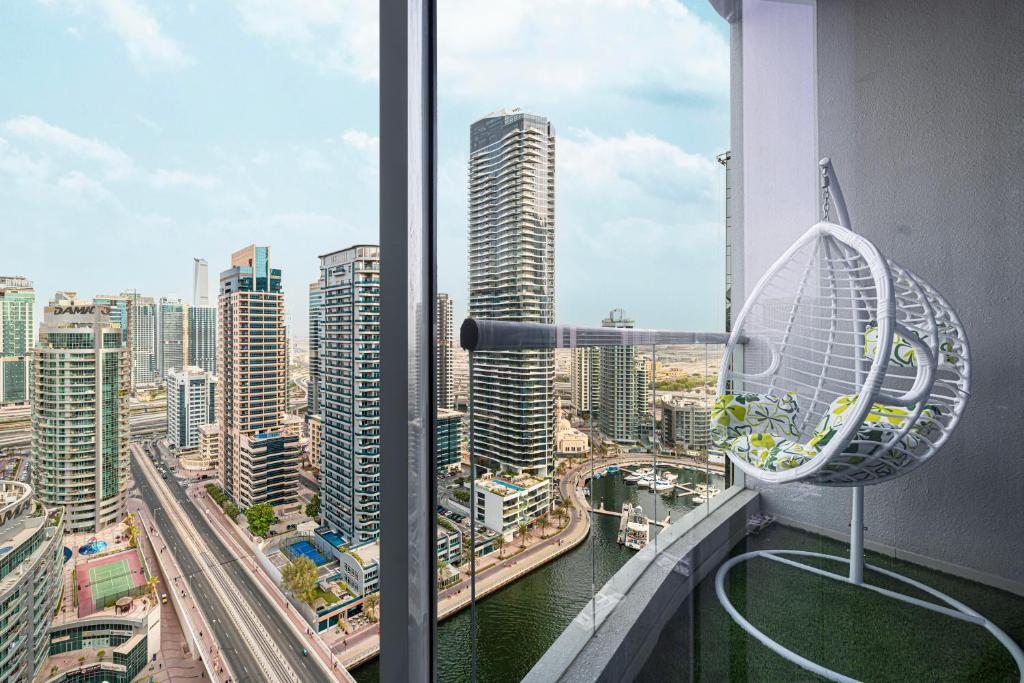 Elegant 3-Bedroom Haven - Panoramic Marina Views, Dubaï