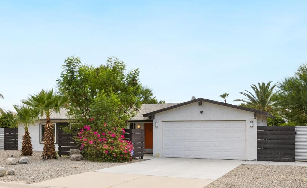 Holiday Pool Paradise, Palm Springs